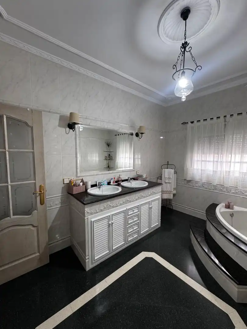 Baño de Casa o chalet en venta en Dos Hermanas con Aire acondicionado, Terraza y Trastero