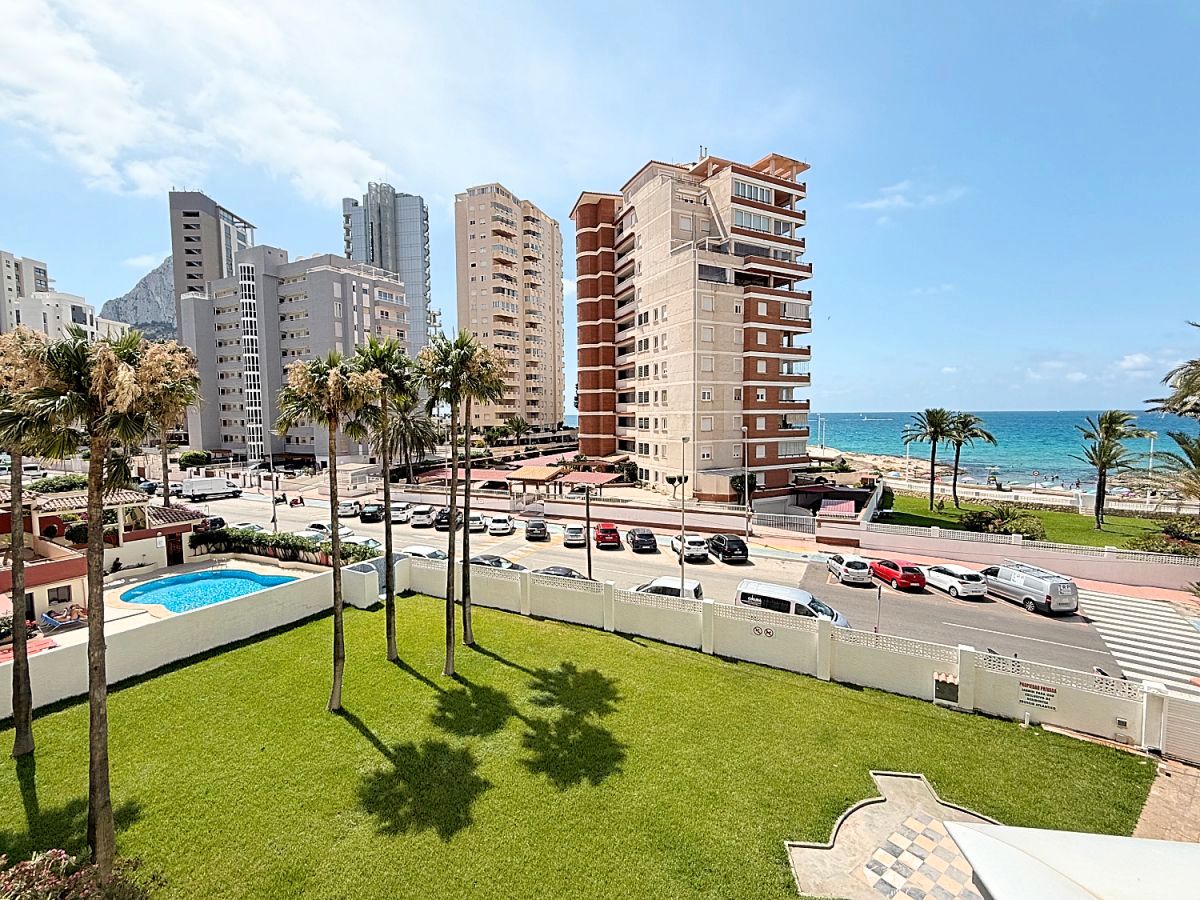 Vista exterior de Apartament en venda en Calpe / Calp amb Jardí privat i Moblat