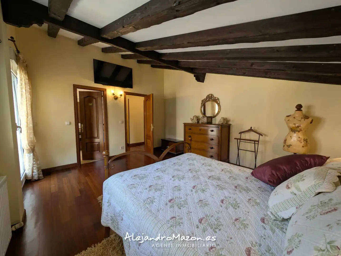 Schlafzimmer von Einfamilien-Reihenhaus zum Verkauf in Castro-Urdiales mit Heizung, Privatgarten und Terrasse