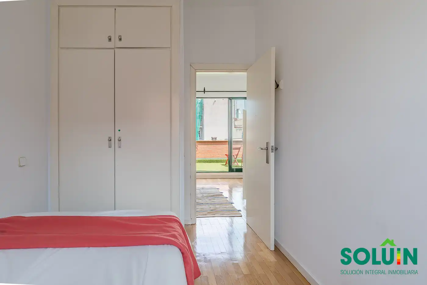 Schlafzimmer von Dachboden zur Miete in Madrid mit Klimaanlage, Heizung und Parkett