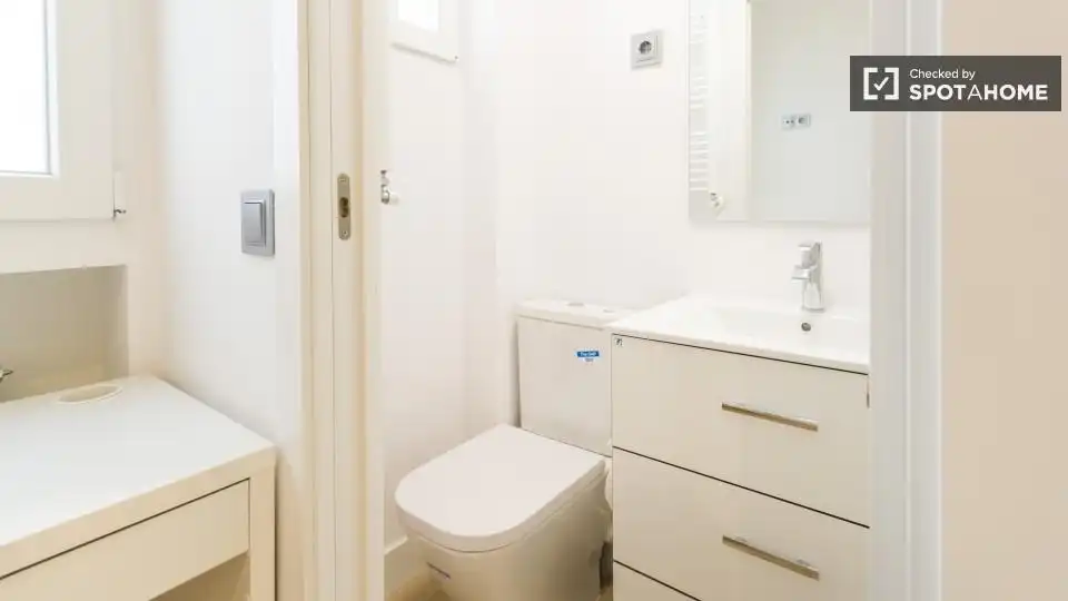 Bathroom of Flat for rent in Madrid  with Air Conditioner, Heating and Furnished