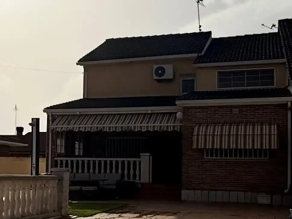 Vista exterior de Casa o xalet en venda en Villa del Prado amb Aire condicionat, Jardí privat i Traster