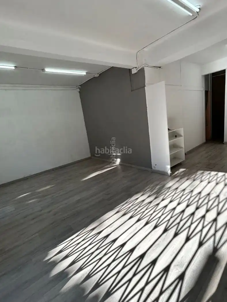 Local comercial de lloguer a Carrer de Francesc Macià 53