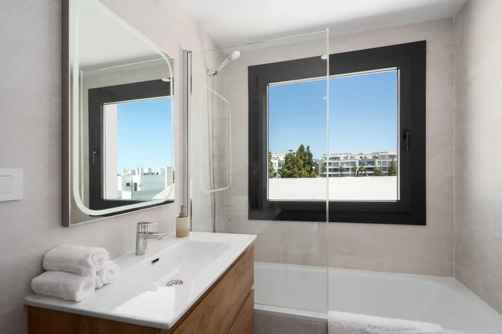 Bany de Apartament en venda en Mijas amb Jardí privat, Terrassa i Traster