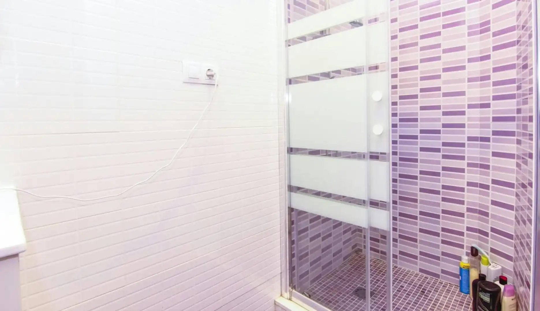 Baño de Piso para compartir en  Valencia Capital con Lavadora y Internet