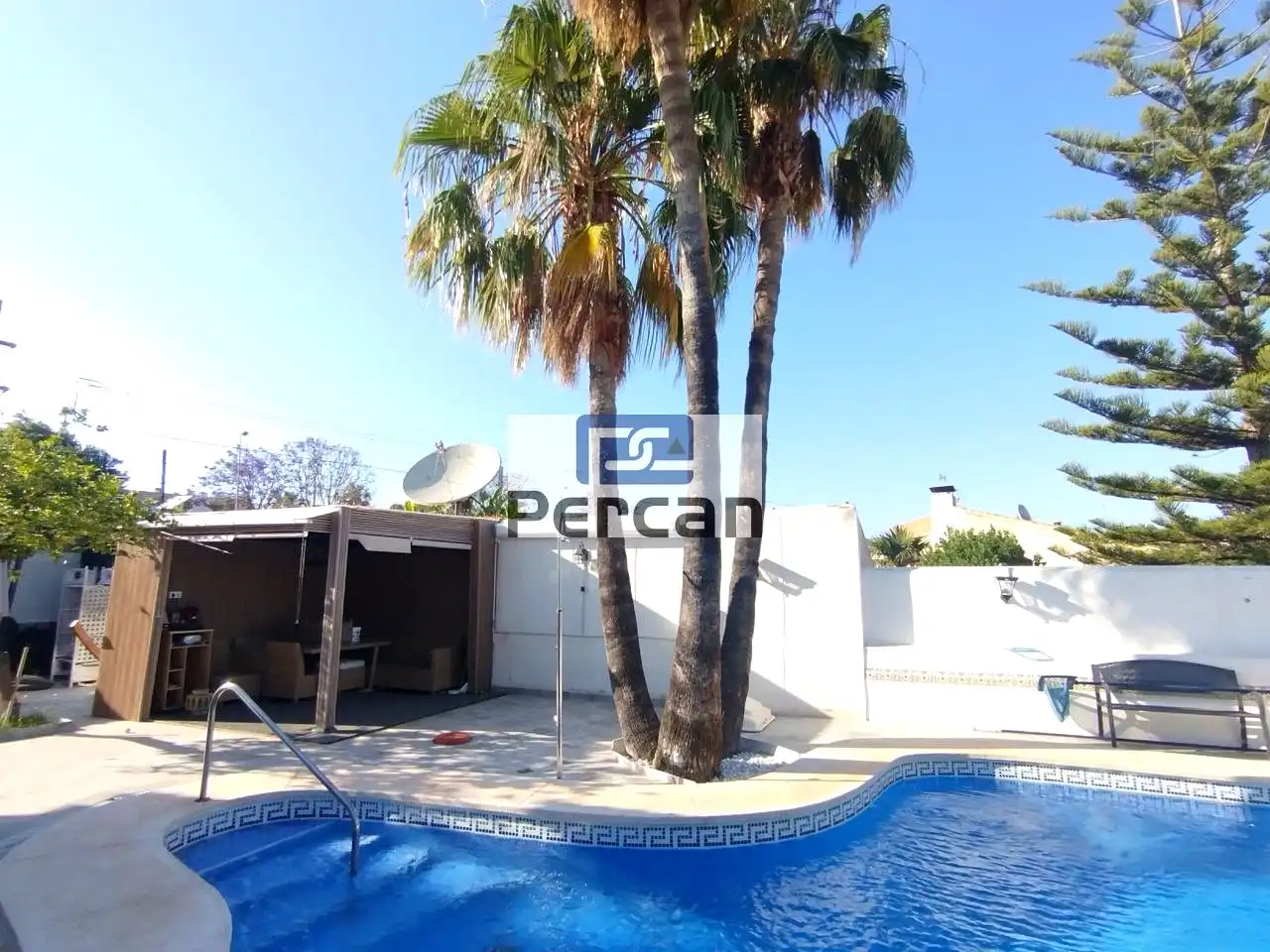 Vista exterior de Casa o xalet en venda en El Campello amb Aire condicionat, Jardí privat i Terrassa