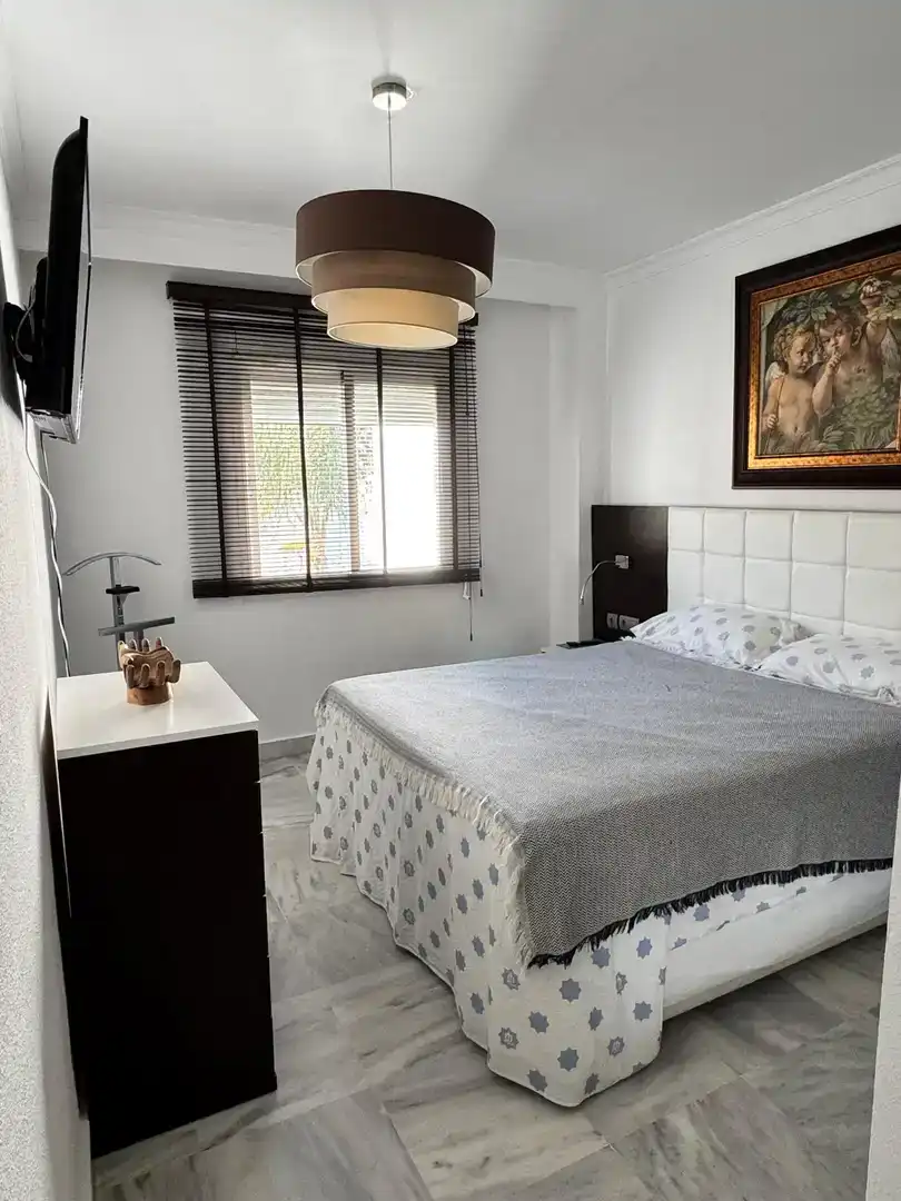 Schlafzimmer von Wohnungen zur Miete in Marbella mit Klimaanlage, Schwimmbad und Balkon