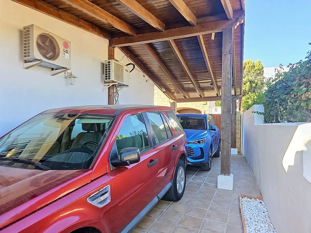 Aparcament de Casa adosada en venda en Estepona amb Aire condicionat, Terrassa i Traster