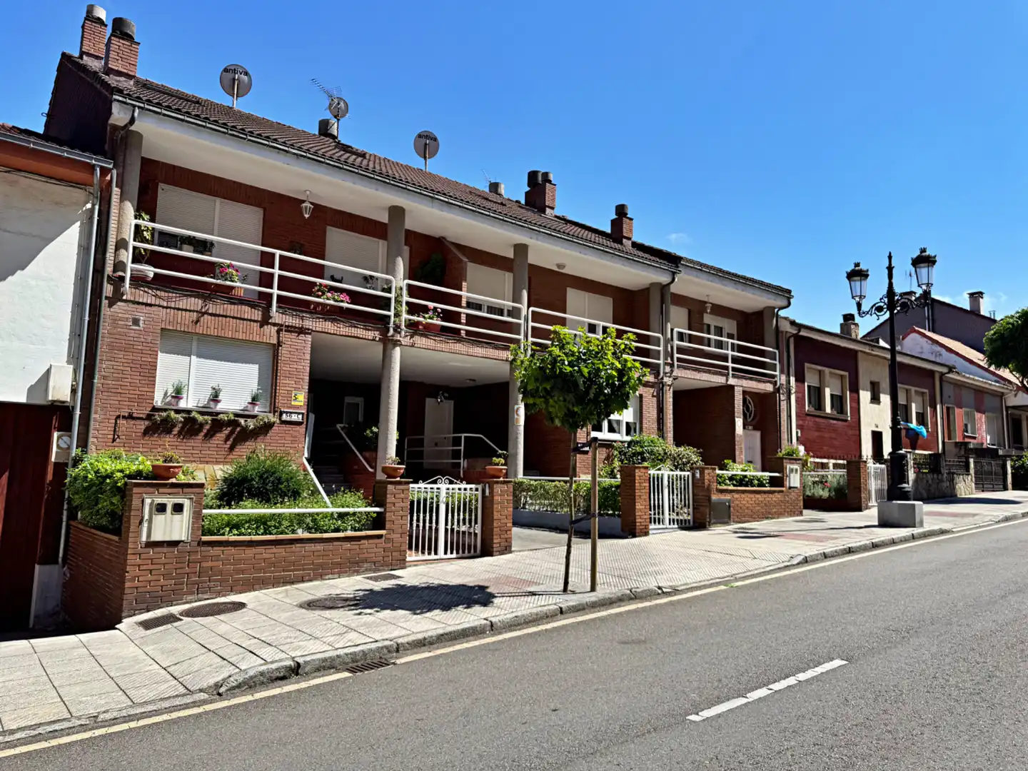 Vista exterior de Casa adosada en venta en Oviedo  con Calefacción, Jardín privado y Parquet