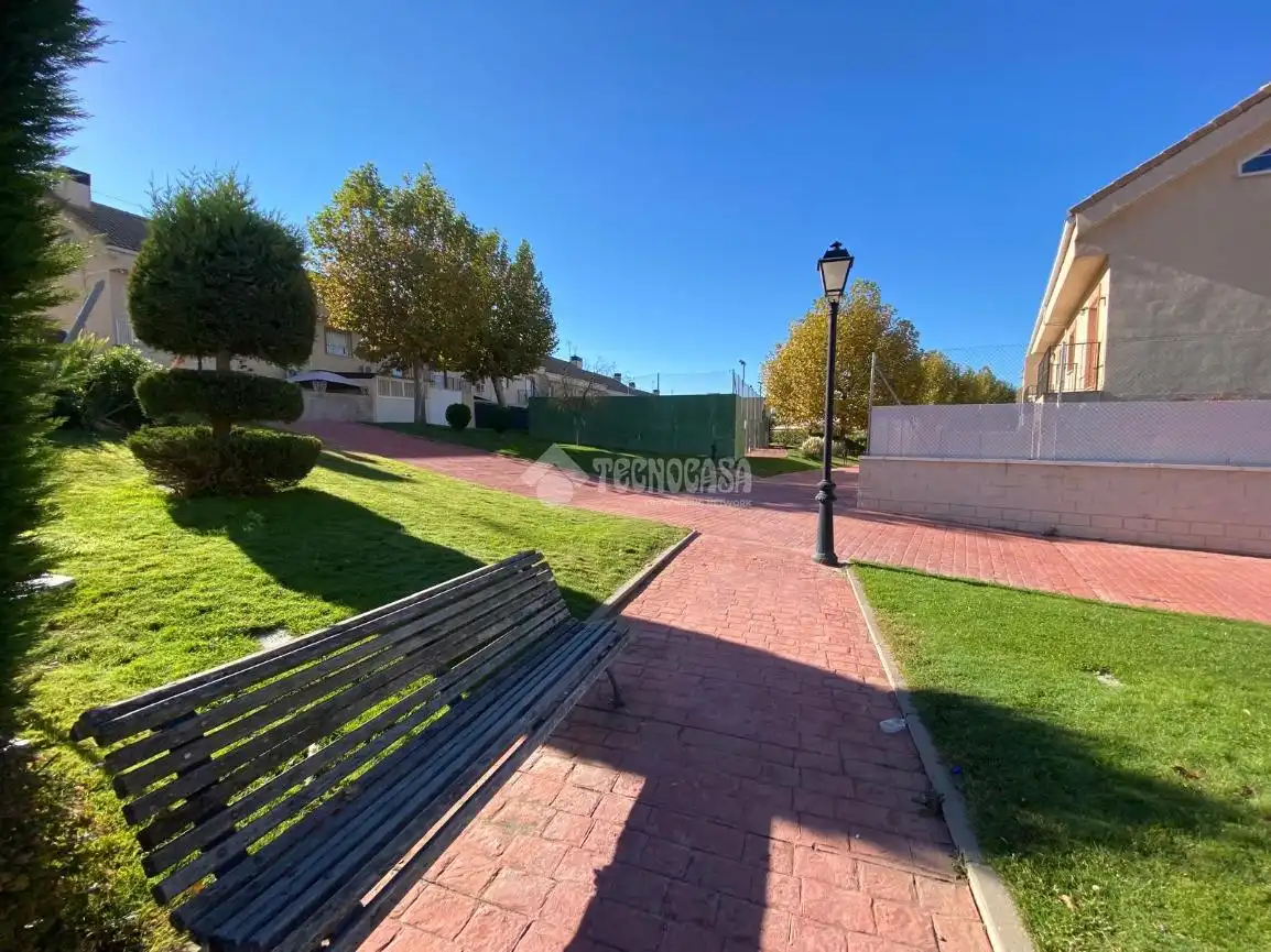 Vista exterior de Casa adosada en venta en Seseña