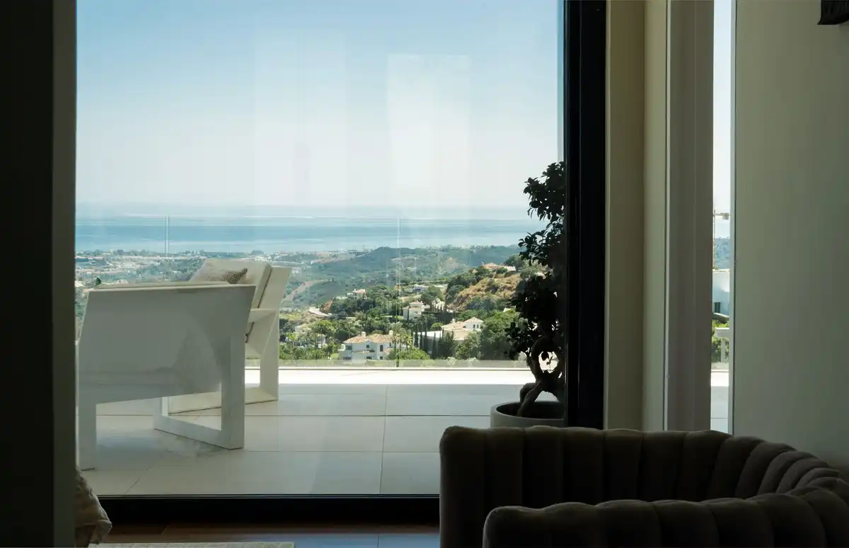 Sala d'estar de Casa o xalet en venda en Benahavís amb Aire condicionat, Jardí privat i Terrassa