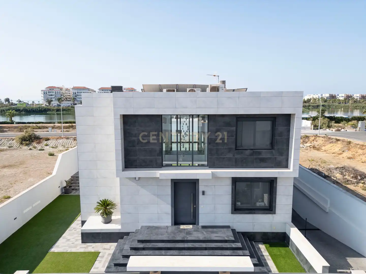 Vista exterior de Casa o xalet en venda en El Ejido amb Aire condicionat, Jardí privat i Traster