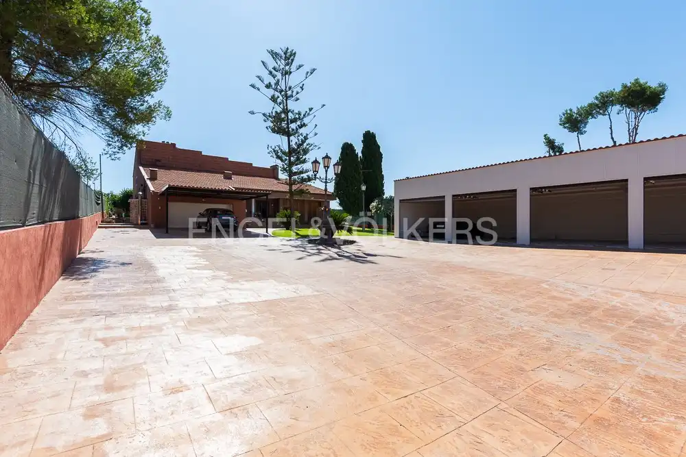 Vista exterior de Casa o xalet en venda en Paterna amb Aire condicionat, Calefacció i Jardí privat