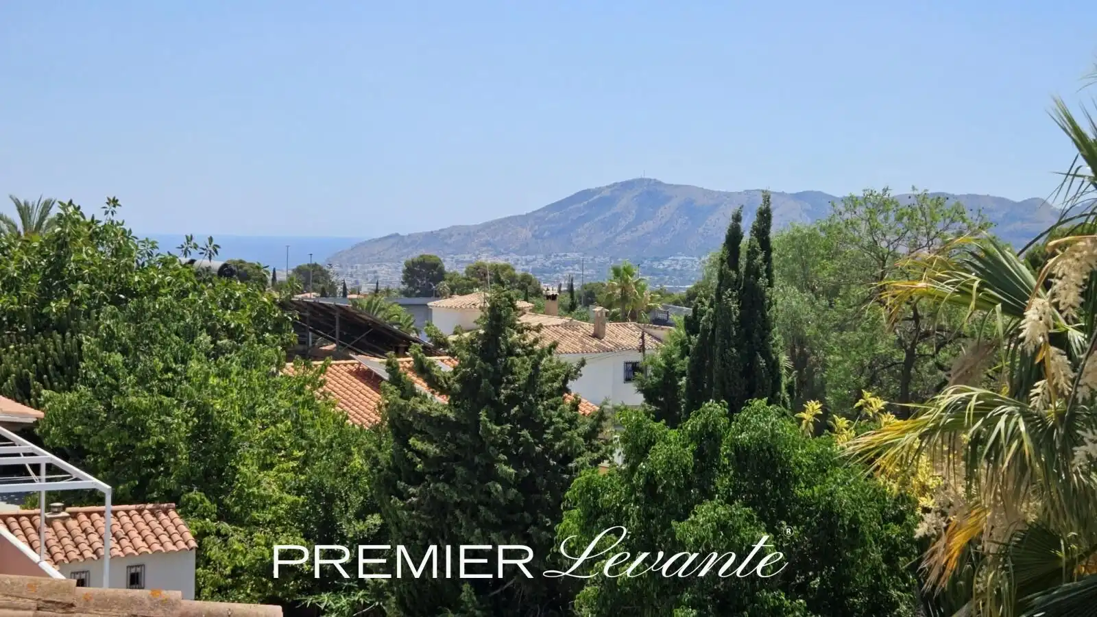 Vista exterior de Casa o xalet en venda en La Nucia amb Aire condicionat, Calefacció i Jardí privat