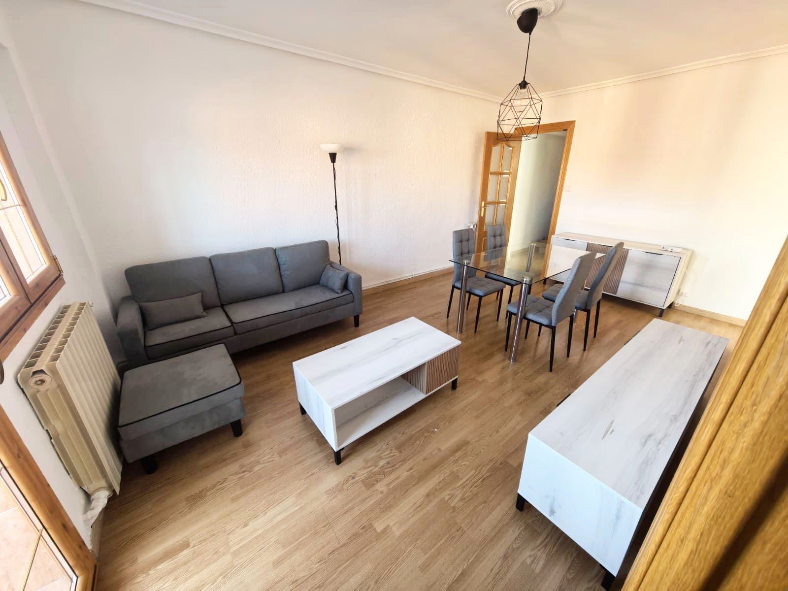 Living room of Flat to rent in Medina del Campo  with Heating, Parquet flooring and Storage room