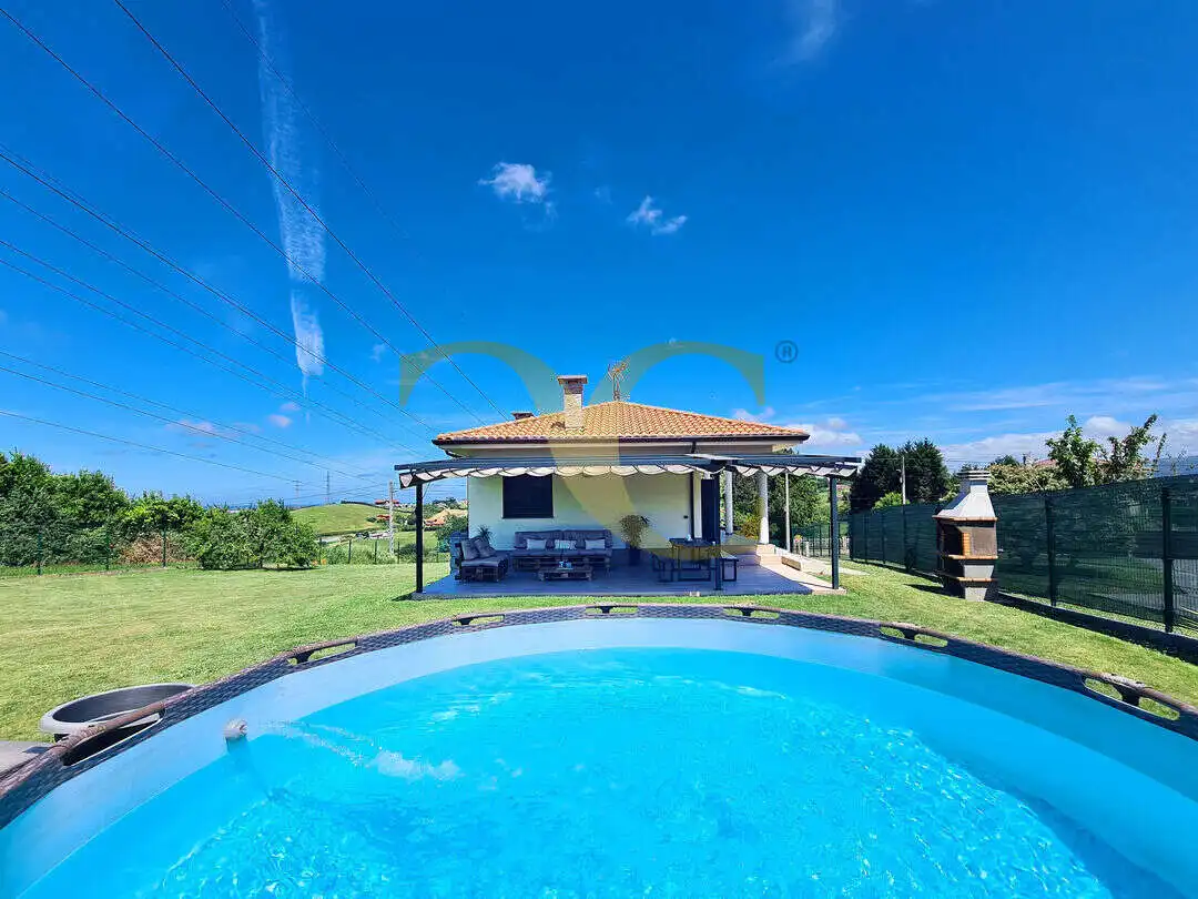 Piscina de Casa o xalet en venda en Gijón  amb Calefacció, Jardí privat i Terrassa