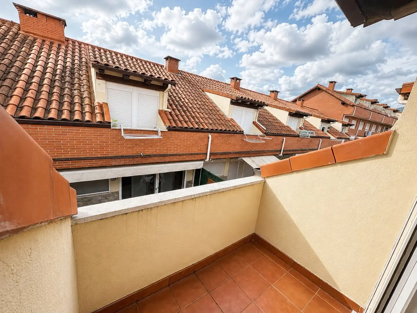 Terrassa de Casa adosada en venda en Torrelavega  amb Calefacció, Jardí privat i Balcó