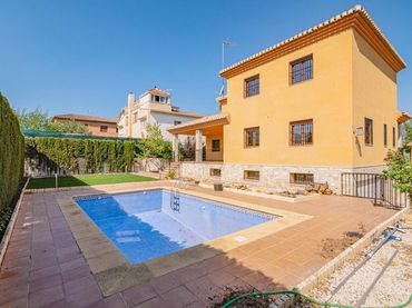 Casa amb piscina en venda a Del Agua