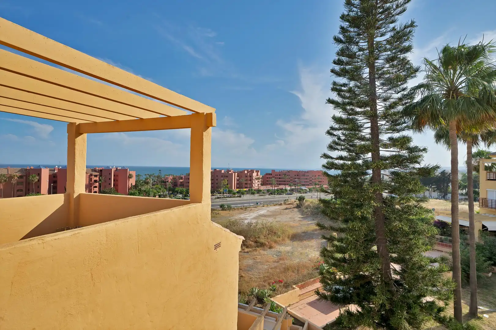 Vista exterior de Casa adosada en venta en Estepona con Aire acondicionado, Calefacción y Jardín privado