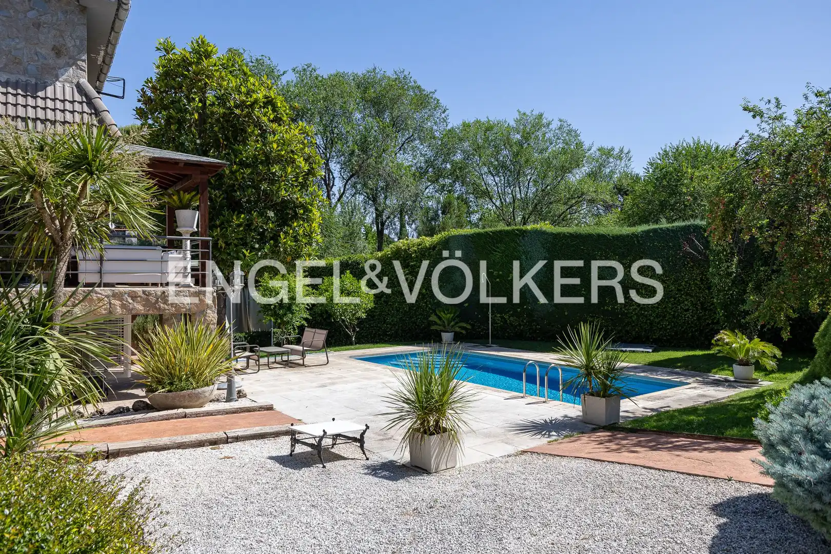 Swimming pool of Houses for sale in Majadahonda  with Air Conditioner, Heating and Private garden