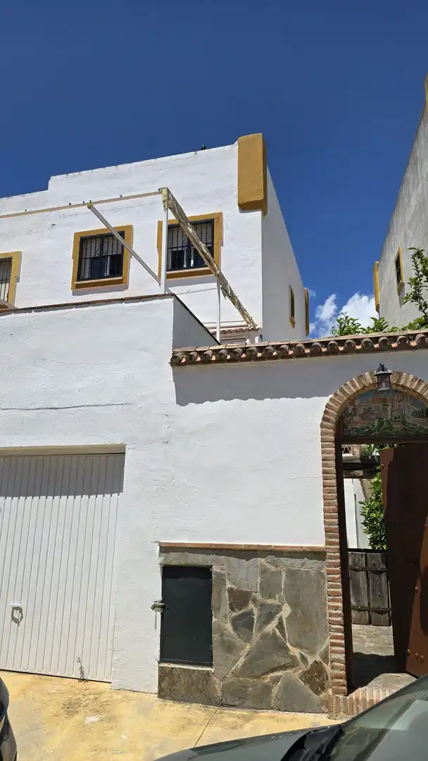 Vista exterior de Casa adosada en venda en Marbella amb Jardí privat, Terrassa i Traster