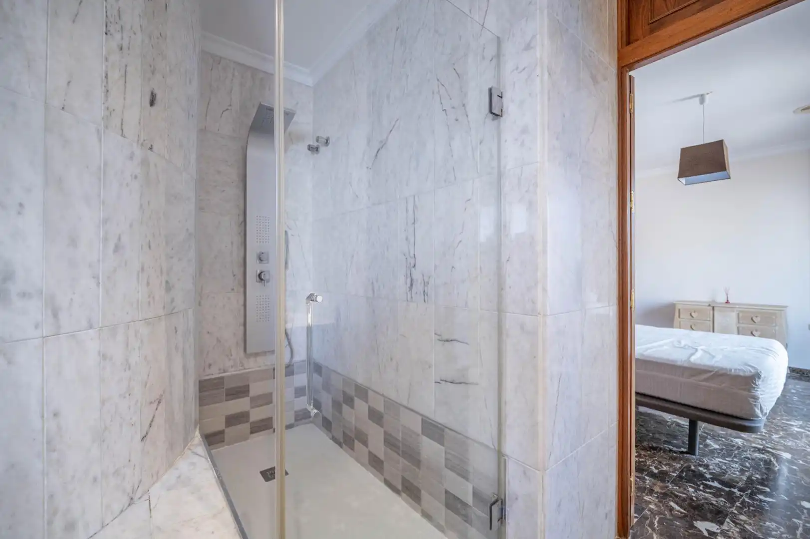 Badezimmer von Dachboden zum Verkauf in Maracena