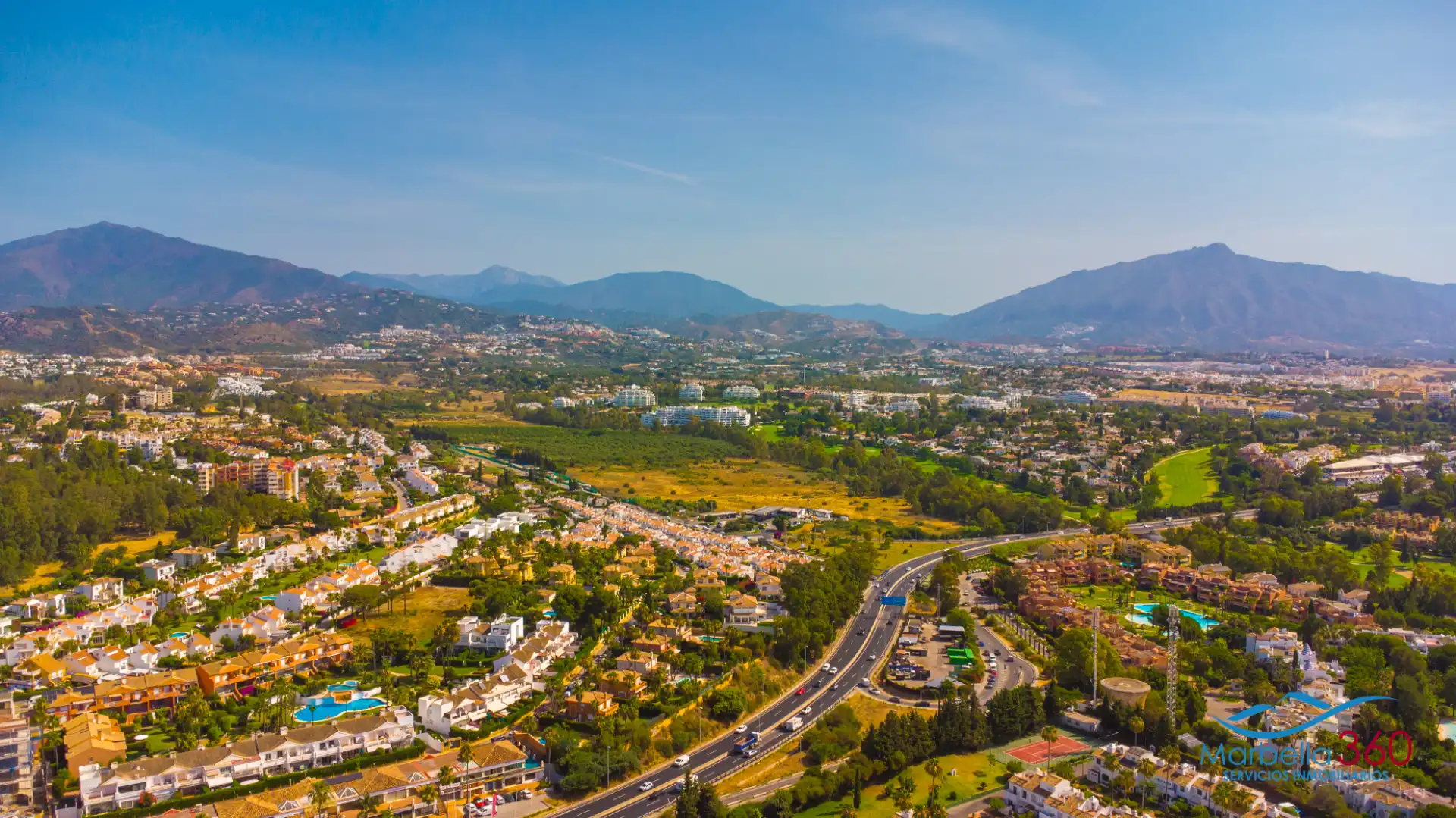 Vista exterior de Casa o chalet en venta en Estepona con Aire acondicionado, Calefacción y Jardín privado