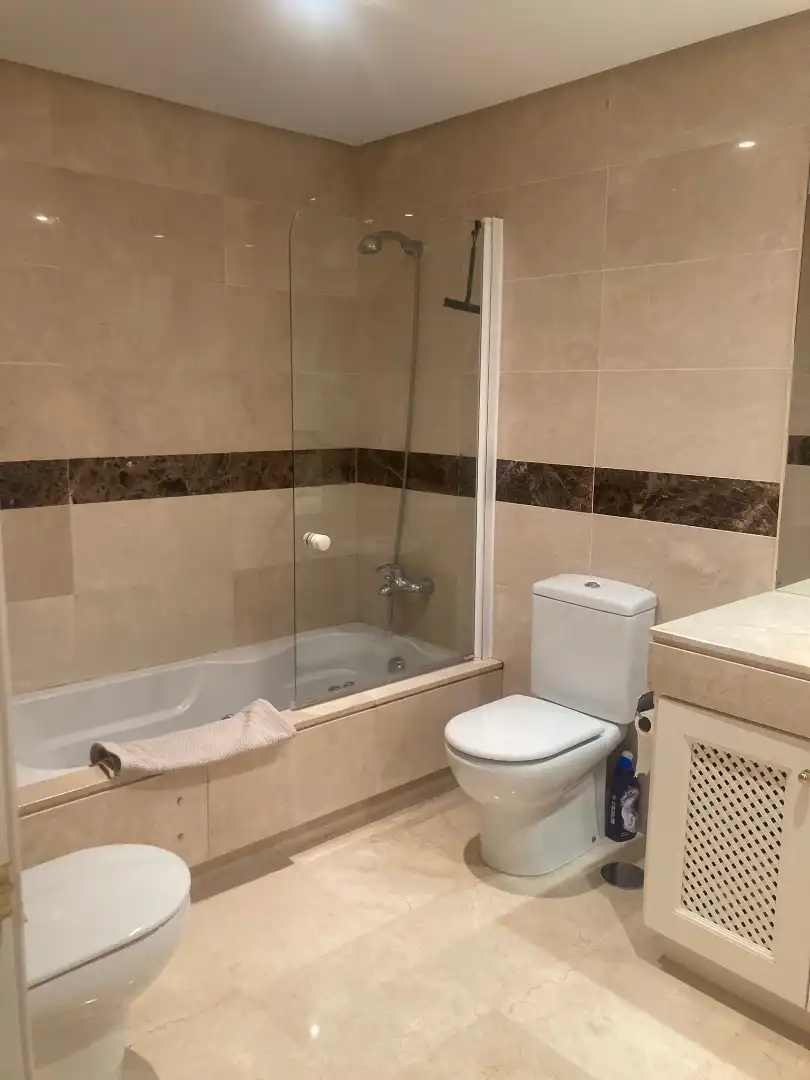 Badezimmer von Wohnungen zum Verkauf in Benahavís mit Terrasse und Möbliert