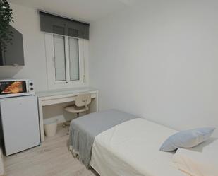 Bedroom of Flat to share in El Prat de Llobregat  with Washing machine and TV