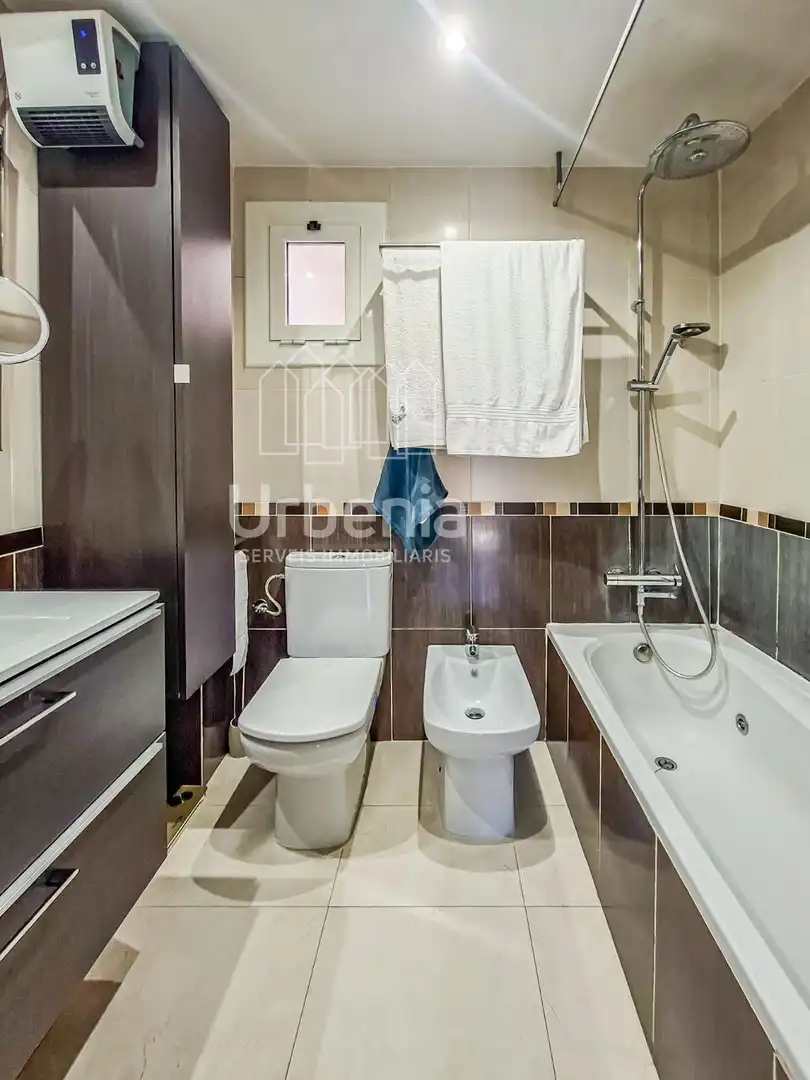 Badezimmer von Wohnung zum Verkauf in Mataró mit Klimaanlage, Heizung und Terrasse