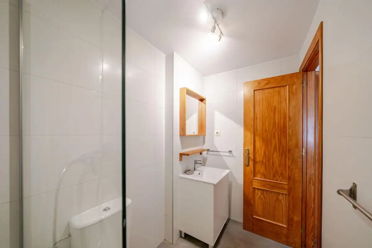 Badezimmer von Erdgeschoss zum Verkauf in Santa Pola mit Heizung, Privatgarten und Terrasse