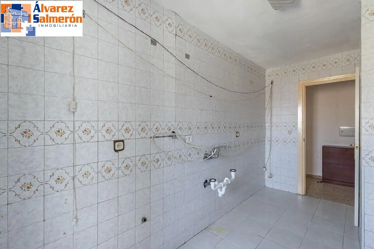 Bathroom of Flat for sale in Granada  with Air Conditioner, Heating and Terrace