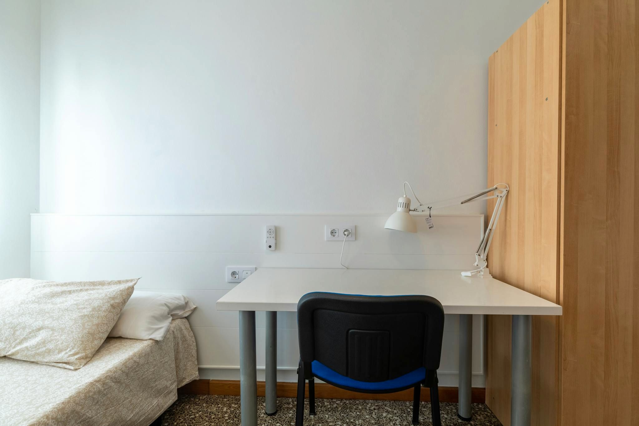 Bedroom of Flat to share in  Valencia Capital  with Washing machine