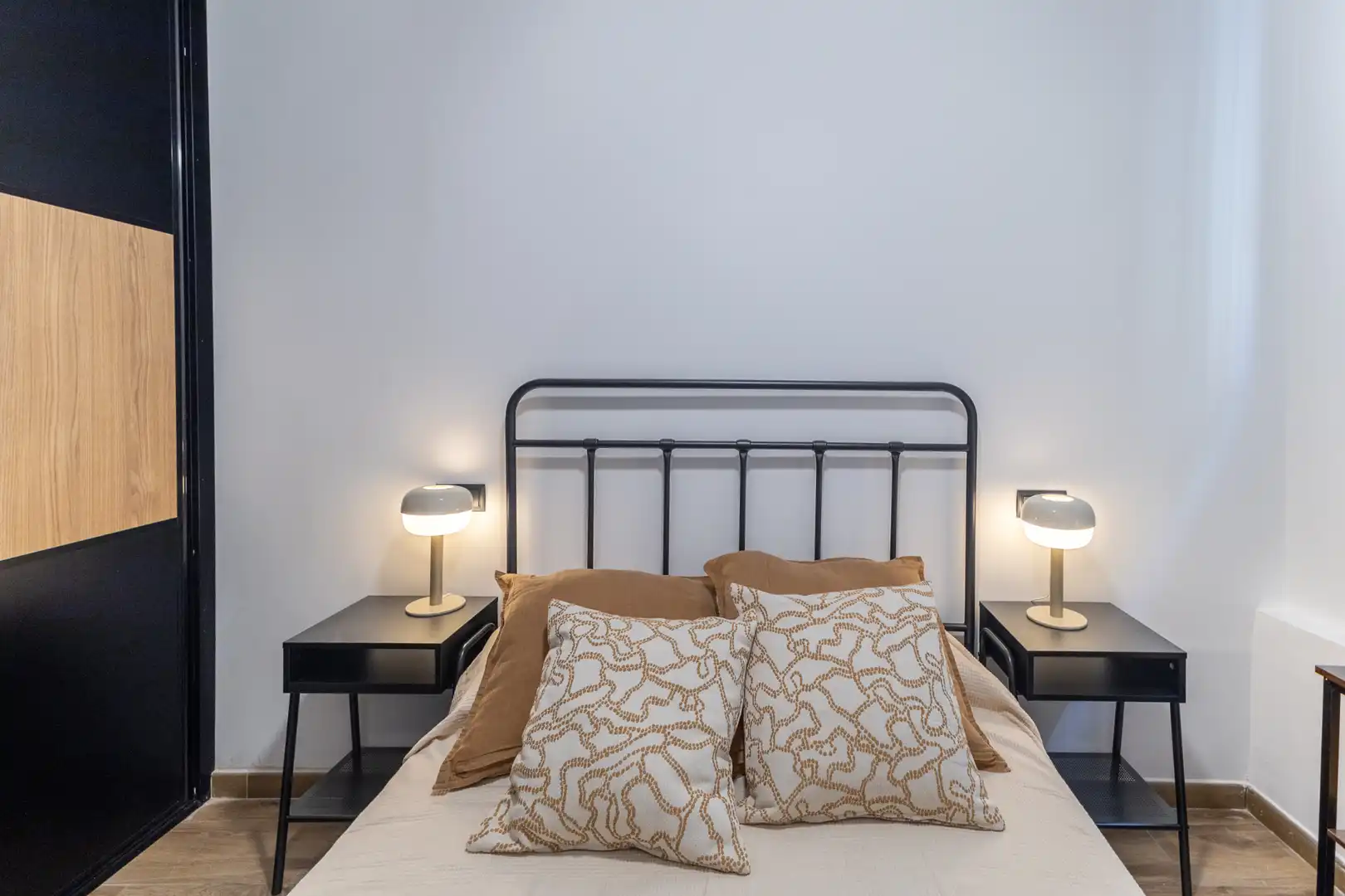 Dormitori de Apartament de lloguer en Madrid amb Aire condicionat, Calefacció i Moblat