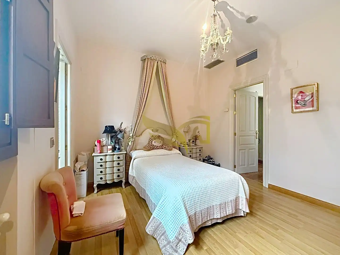 Schlafzimmer von Einfamilien-Reihenhaus zum Verkauf in Sevilla mit Klimaanlage, Heizung und Privatgarten
