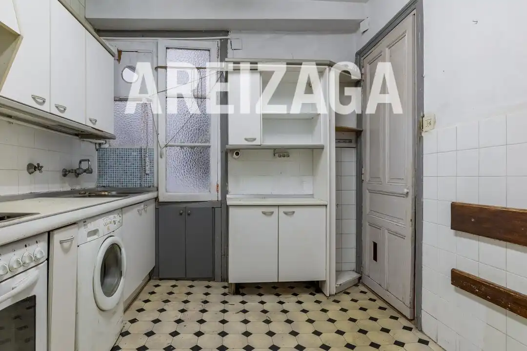Cuina de Pis en venda en Donostia - San Sebastián  amb Calefacció i Balcó