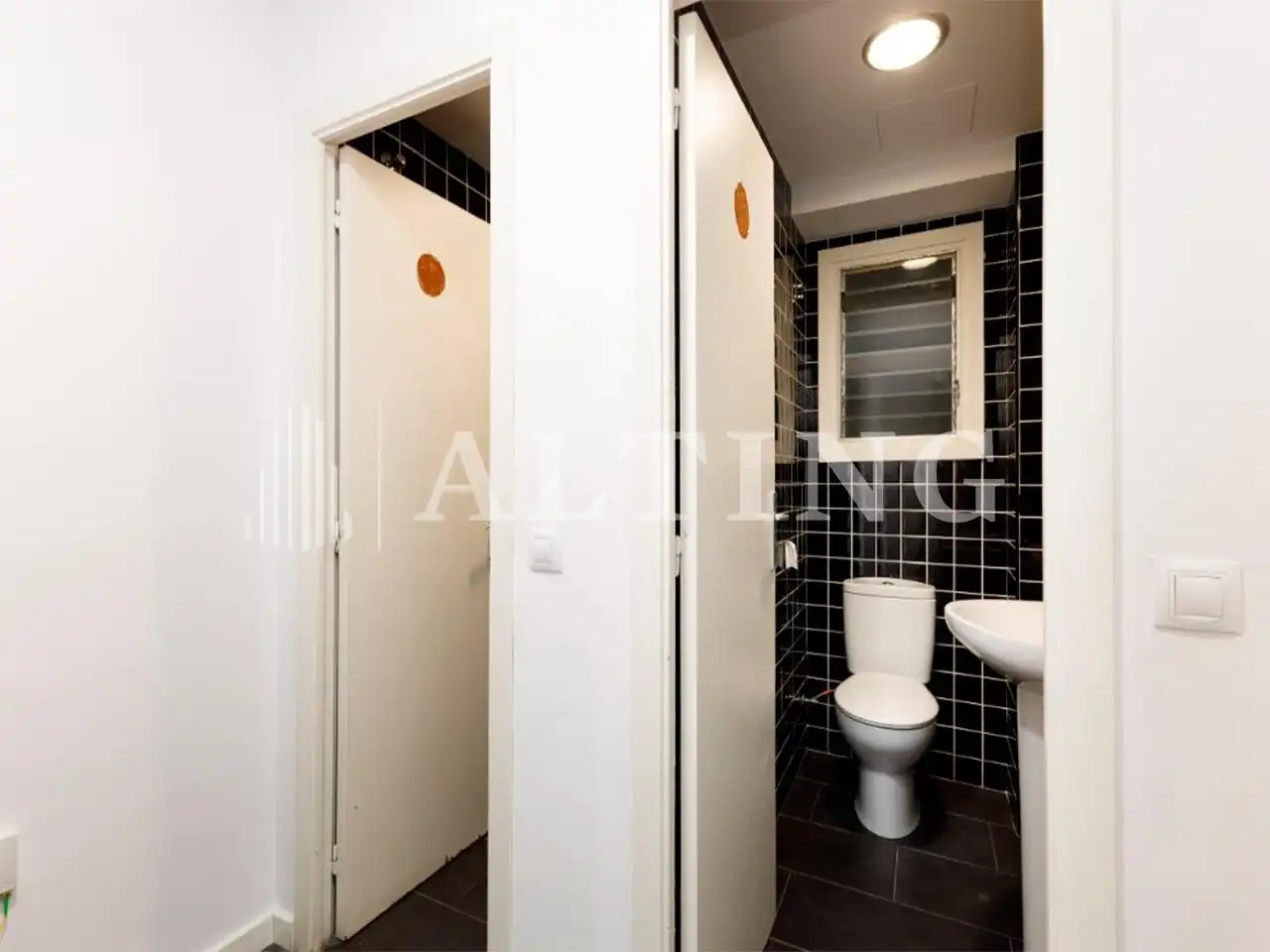 Baño de Oficina de alquiler en Barcelona con Aire acondicionado, Calefacción y Terraza