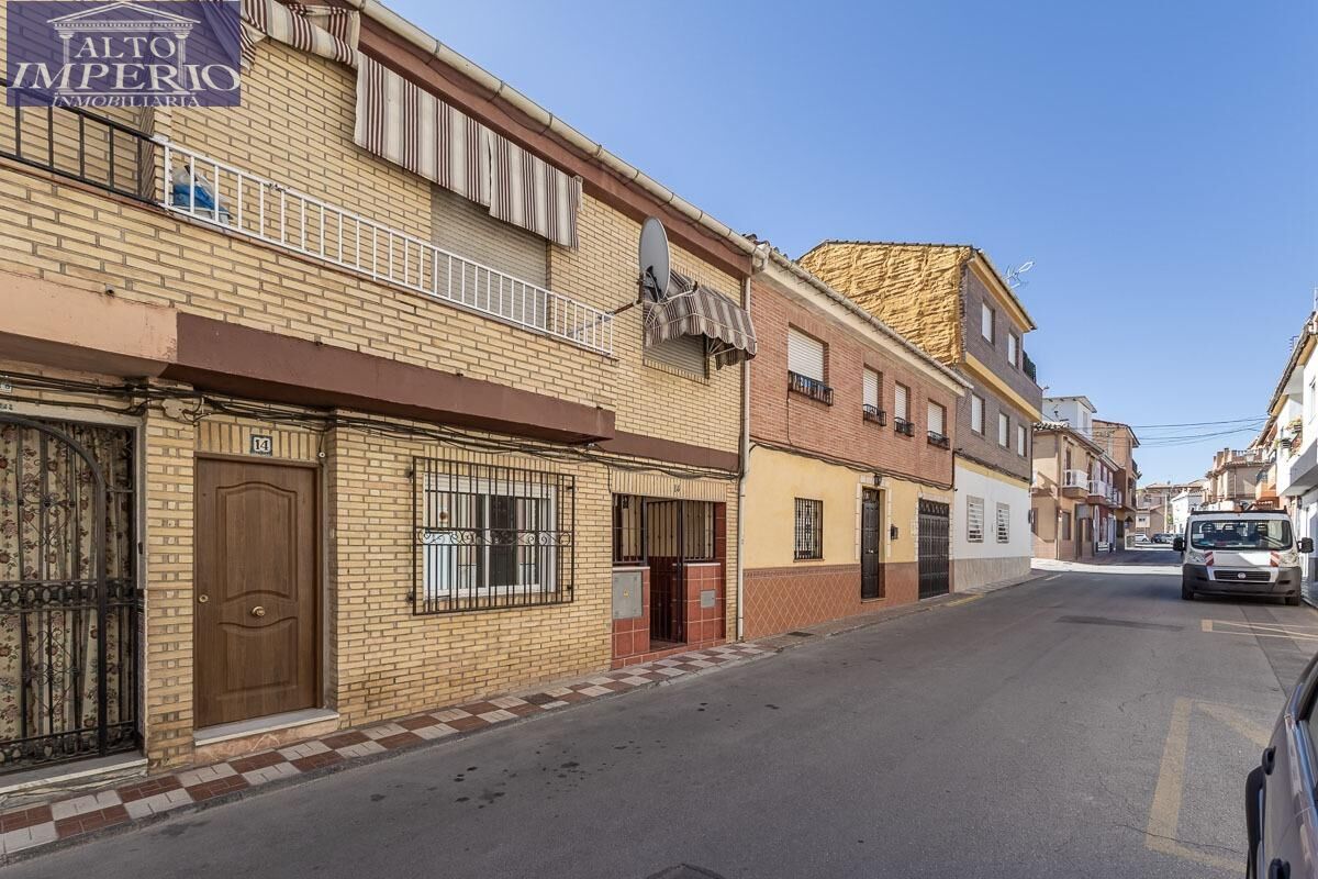 Vista exterior de Casa adosada en venda en Armilla amb Balcó