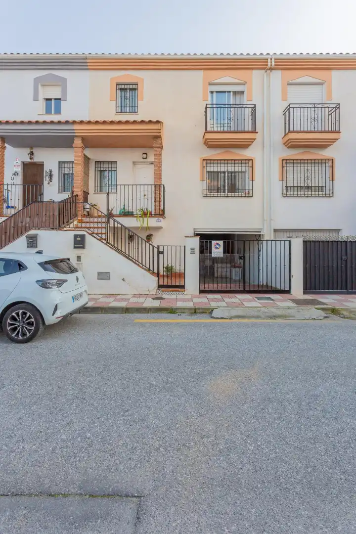 Vista exterior de Casa adosada en venda en Cúllar Vega amb Aire condicionat, Calefacció i Moblat