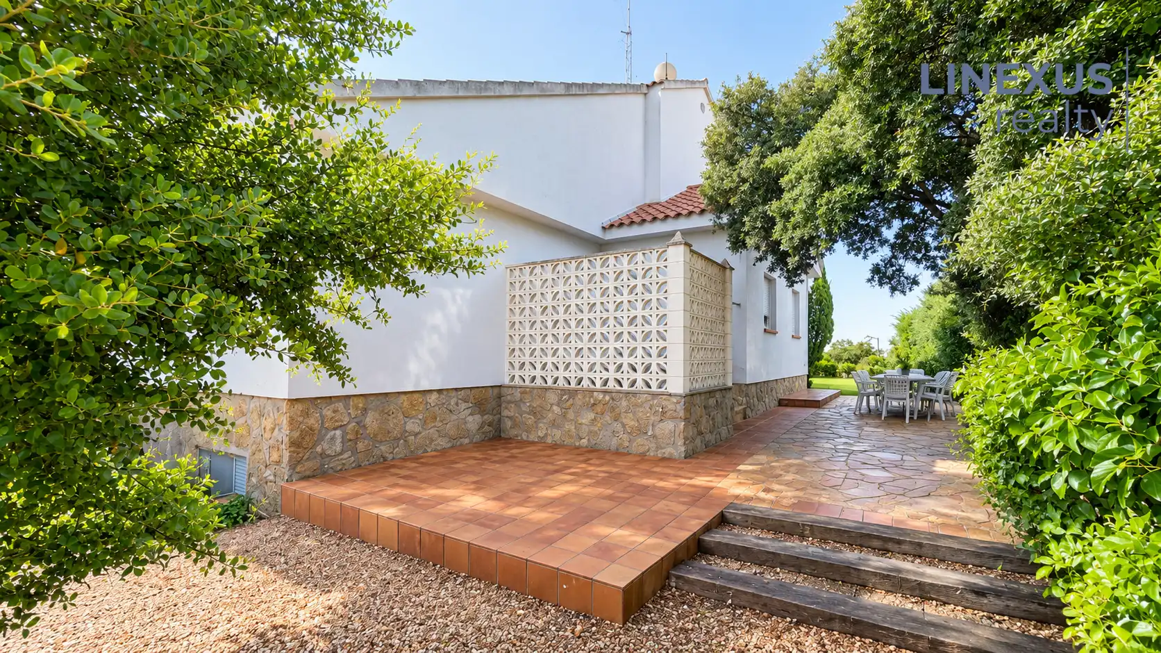 Vista exterior de Casa o xalet en venda en Batres amb Calefacció, Jardí privat i Terrassa