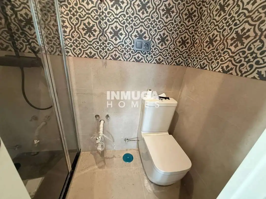 Bathroom of Flat for sale in Madrid  with Air Conditioner, Heating and Terrace
