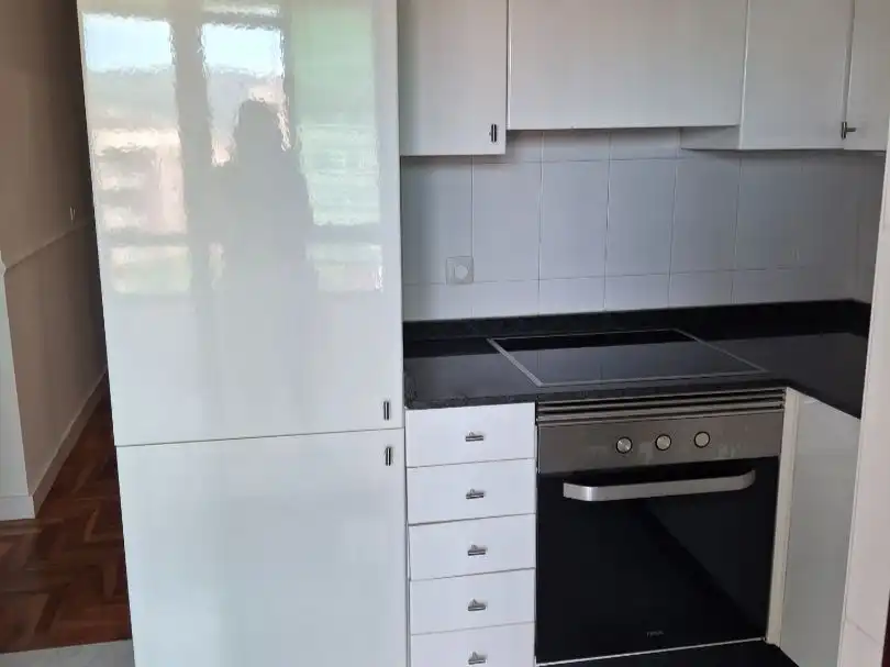 Cocina de Piso de alquiler en Vigo  con Calefacción, Trastero y Horno