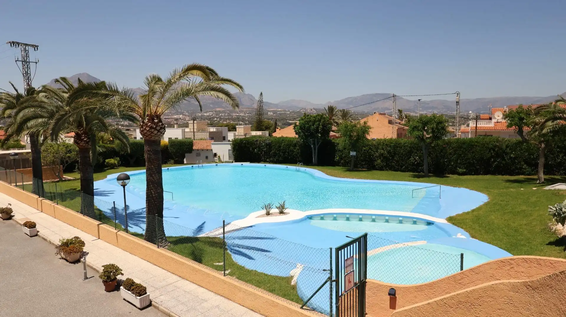 Piscina de Casa o chalet en venta en L'Alfàs del Pi con Aire acondicionado, Terraza y Piscina comunitaria