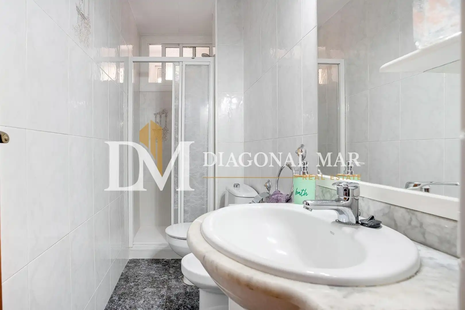 Badezimmer von Einfamilien-Reihenhaus zum Verkauf in Barcelona mit Terrasse