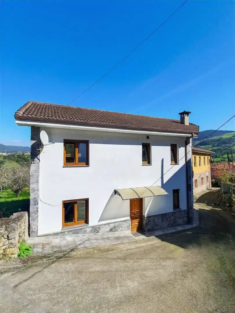 Vista exterior de Casa o xalet en venda en Grado amb Calefacció, Jardí privat i Terrassa