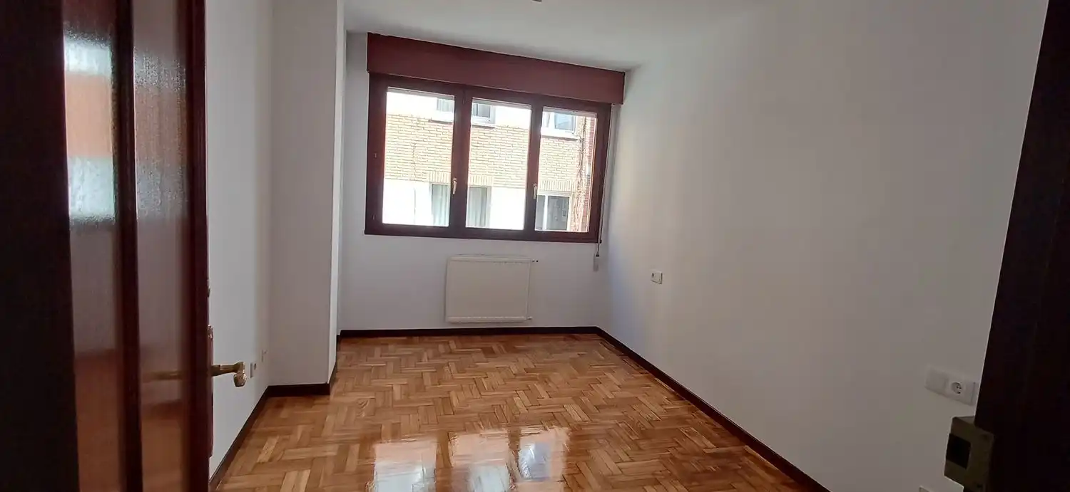 Habitación de Piso de alquiler en Gijón  con Calefacción, Trastero y Piscina