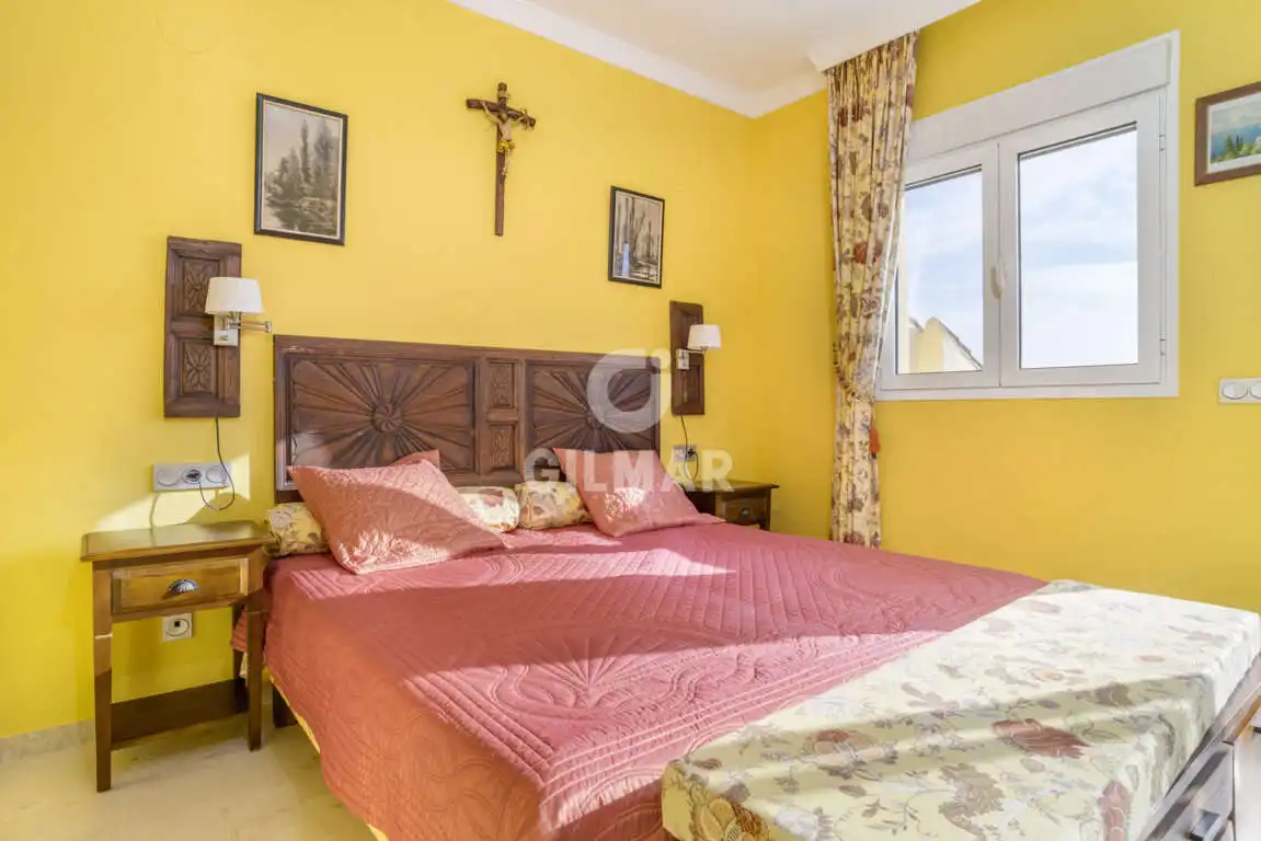 Schlafzimmer von Maisonette zum Verkauf in Sotogrande mit Heizung, Abstellraum und Schwimmbad