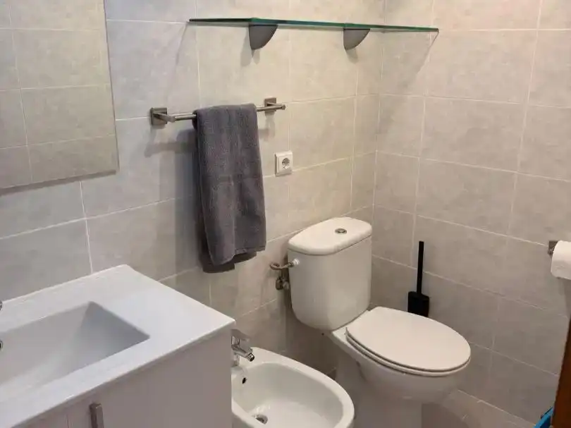 Badezimmer von Wohnung zur Miete in Gandia mit Klimaanlage und Balkon