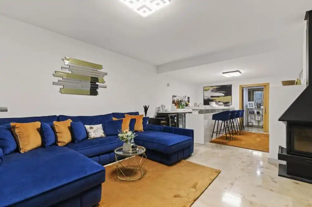Wohnzimmer von Einfamilien-Reihenhaus zur Miete in Benahavís mit Klimaanlage, Privatgarten und Terrasse