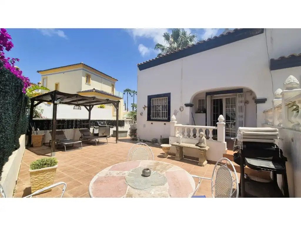 Vista exterior de Casa adosada en venda en Orihuela amb Aire condicionat, Jardí privat i Moblat